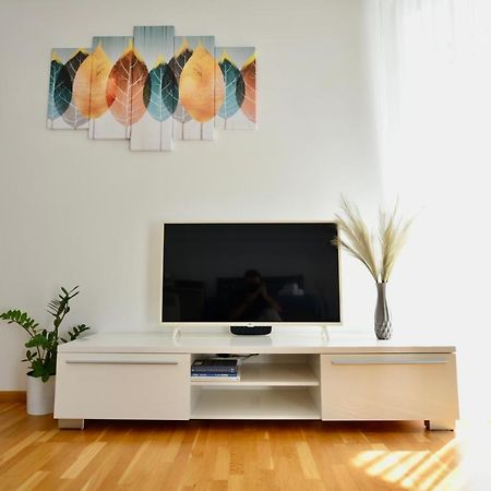 Cozy Apartment Next To The Park Ternopil Exterior photo