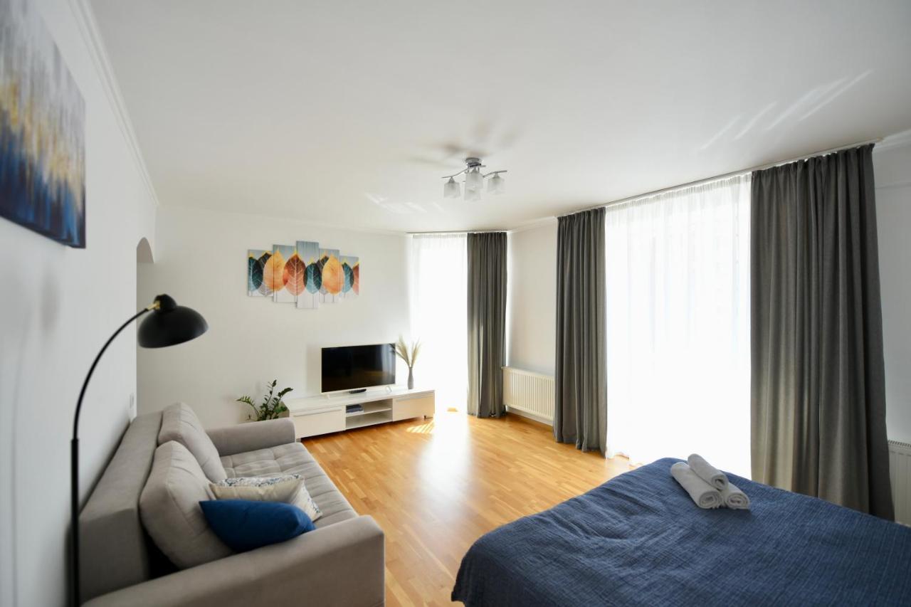 Cozy Apartment Next To The Park Ternopil Exterior photo